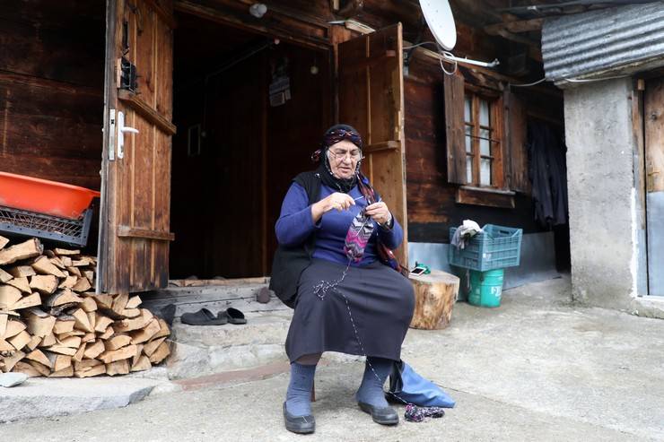 Kaçkar'daki yaylanın kadınları yarım asırdır hayvancılık yapıyor 9