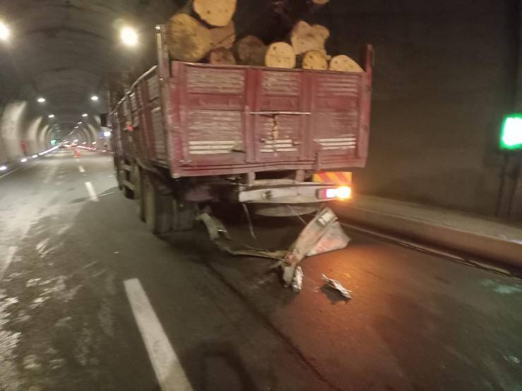 Rize’den Artvin istikametine giden araç tünelde kaza yaptı 1 ölü, 1 yaralı 1