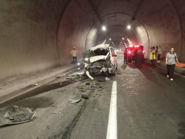 Rize’den Artvin istikametine giden araç tünelde kaza yaptı 1 ölü, 1 yaralı 2