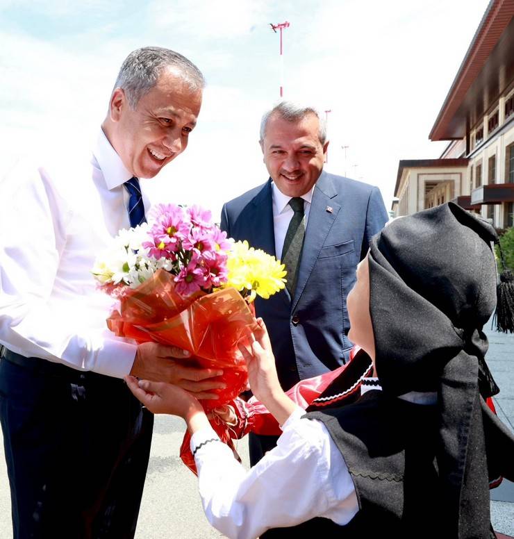 Bakan Yerlikaya, Rize’de Valilik ve Belediyeyi Ziyaret Etti, Vatandaşlara Aşure Dağıttı 1