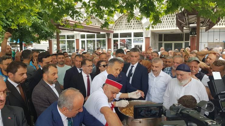 Bakan Yerlikaya, Rize’de Valilik ve Belediyeyi Ziyaret Etti, Vatandaşlara Aşure Dağıttı 10