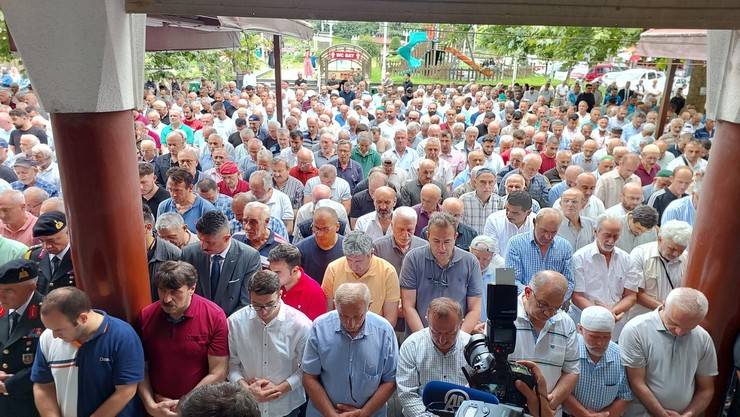 Bakan Yerlikaya, Rize’de Valilik ve Belediyeyi Ziyaret Etti, Vatandaşlara Aşure Dağıttı 11