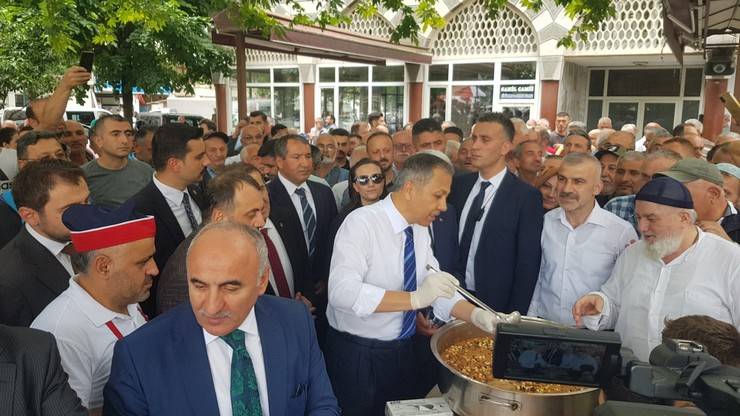 Bakan Yerlikaya, Rize’de Valilik ve Belediyeyi Ziyaret Etti, Vatandaşlara Aşure Dağıttı 12