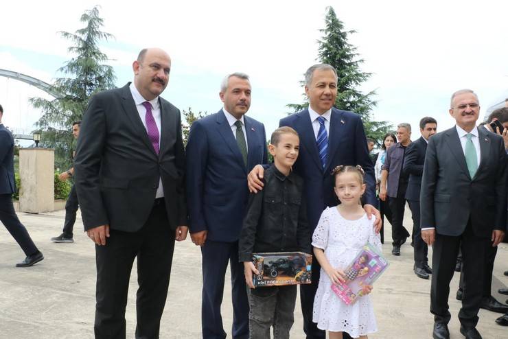 Bakan Yerlikaya, Rize’de Valilik ve Belediyeyi Ziyaret Etti, Vatandaşlara Aşure Dağıttı 14