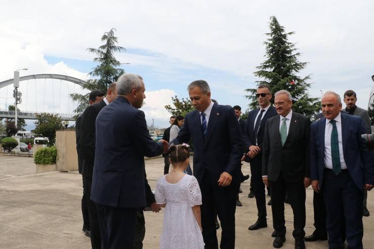 Bakan Yerlikaya, Rize’de Valilik ve Belediyeyi Ziyaret Etti, Vatandaşlara Aşure Dağıttı 19