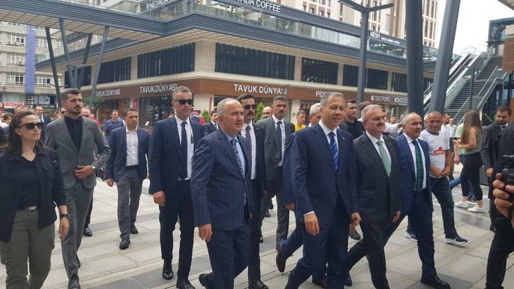 Bakan Yerlikaya, Rize’de Valilik ve Belediyeyi Ziyaret Etti, Vatandaşlara Aşure Dağıttı 24