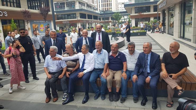 Bakan Yerlikaya, Rize’de Valilik ve Belediyeyi Ziyaret Etti, Vatandaşlara Aşure Dağıttı 25