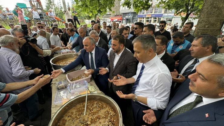 Bakan Yerlikaya, Rize’de Valilik ve Belediyeyi Ziyaret Etti, Vatandaşlara Aşure Dağıttı 26