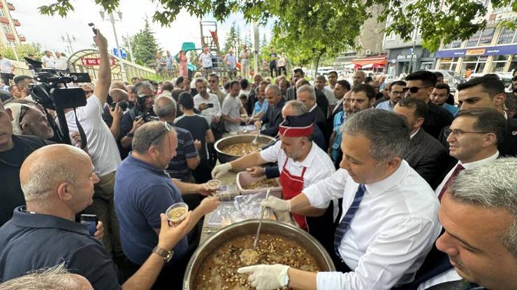 Bakan Yerlikaya, Rize’de Valilik ve Belediyeyi Ziyaret Etti, Vatandaşlara Aşure Dağıttı 27