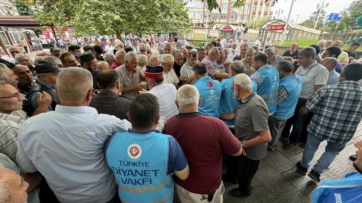 Bakan Yerlikaya, Rize’de Valilik ve Belediyeyi Ziyaret Etti, Vatandaşlara Aşure Dağıttı 28