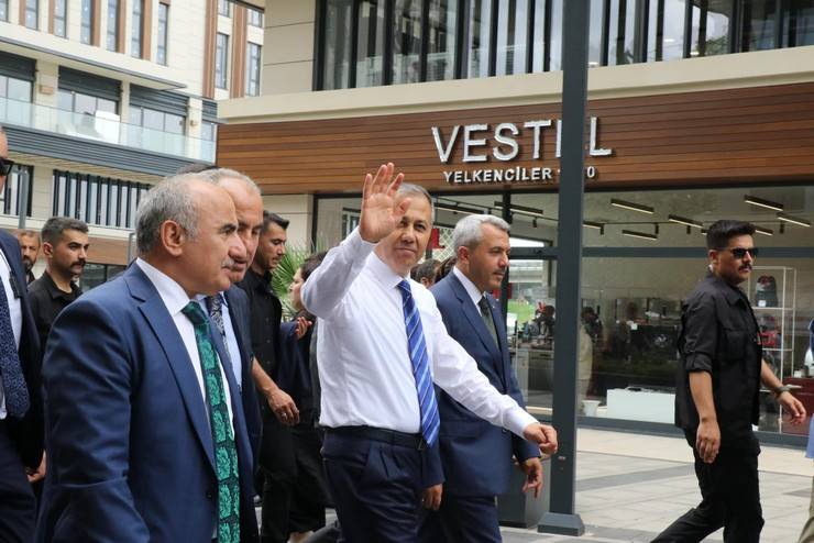 Bakan Yerlikaya, Rize’de Valilik ve Belediyeyi Ziyaret Etti, Vatandaşlara Aşure Dağıttı 30