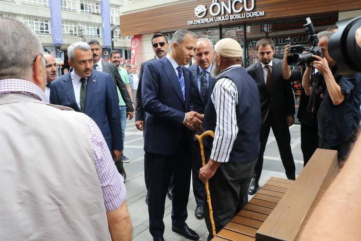 Bakan Yerlikaya, Rize’de Valilik ve Belediyeyi Ziyaret Etti, Vatandaşlara Aşure Dağıttı 32