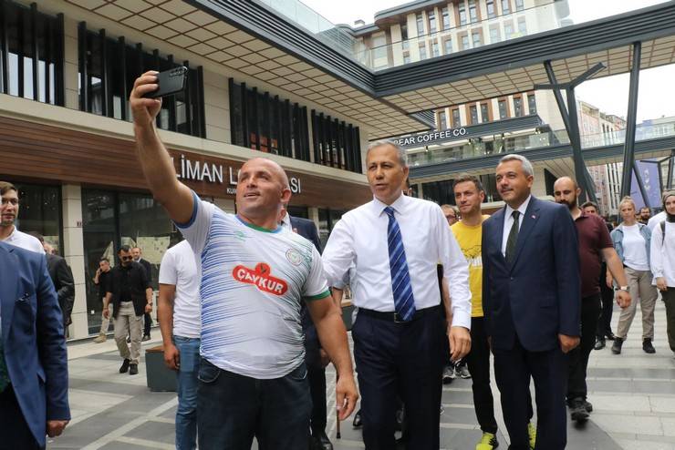 Bakan Yerlikaya, Rize’de Valilik ve Belediyeyi Ziyaret Etti, Vatandaşlara Aşure Dağıttı 33