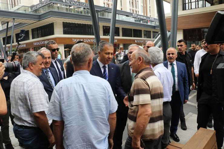 Bakan Yerlikaya, Rize’de Valilik ve Belediyeyi Ziyaret Etti, Vatandaşlara Aşure Dağıttı 35