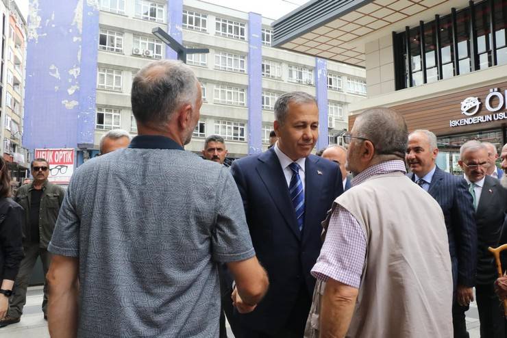 Bakan Yerlikaya, Rize’de Valilik ve Belediyeyi Ziyaret Etti, Vatandaşlara Aşure Dağıttı 36