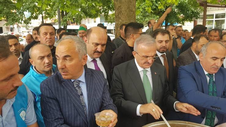 Bakan Yerlikaya, Rize’de Valilik ve Belediyeyi Ziyaret Etti, Vatandaşlara Aşure Dağıttı 4