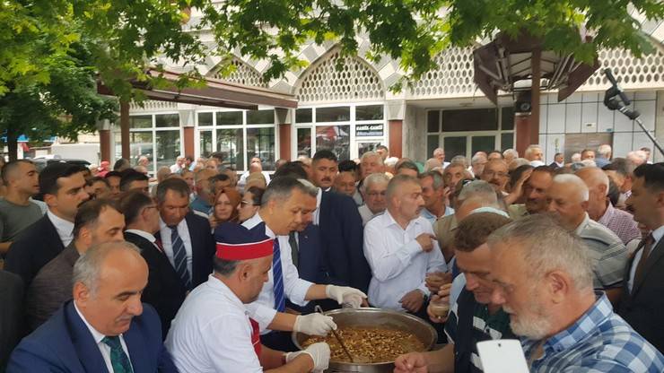 Bakan Yerlikaya, Rize’de Valilik ve Belediyeyi Ziyaret Etti, Vatandaşlara Aşure Dağıttı 5