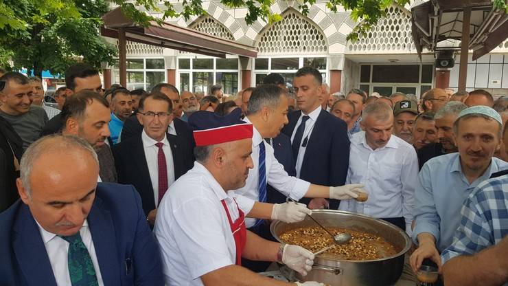 Bakan Yerlikaya, Rize’de Valilik ve Belediyeyi Ziyaret Etti, Vatandaşlara Aşure Dağıttı 7