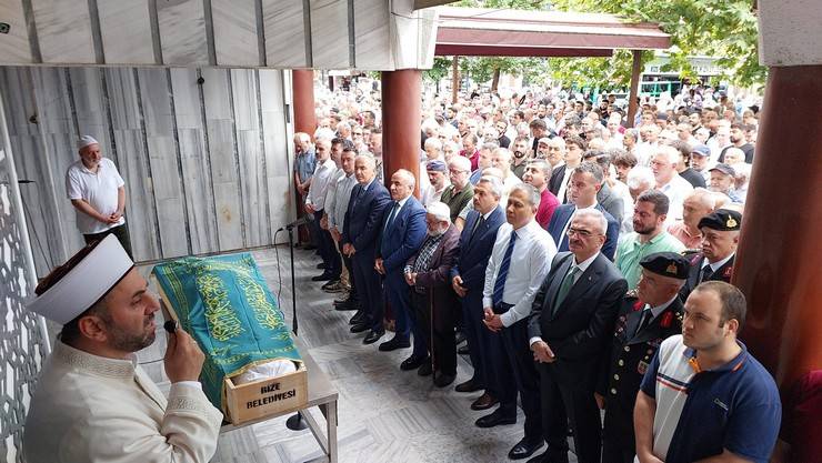 Bakan Yerlikaya, Rize’de Valilik ve Belediyeyi Ziyaret Etti, Vatandaşlara Aşure Dağıttı 8