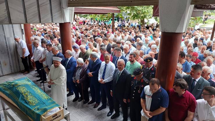 Bakan Yerlikaya, Rize’de Valilik ve Belediyeyi Ziyaret Etti, Vatandaşlara Aşure Dağıttı 9