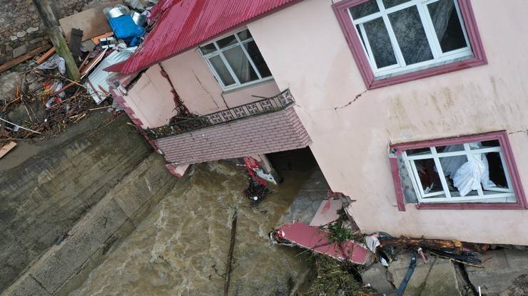 Giresun'da sağanak nedeniyle bir ev yan yattı, su baskınları oluştu 10