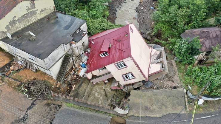 Giresun'da sağanak nedeniyle bir ev yan yattı, su baskınları oluştu 2