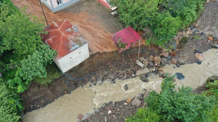 Giresun'da sağanak nedeniyle bir ev yan yattı, su baskınları oluştu 5