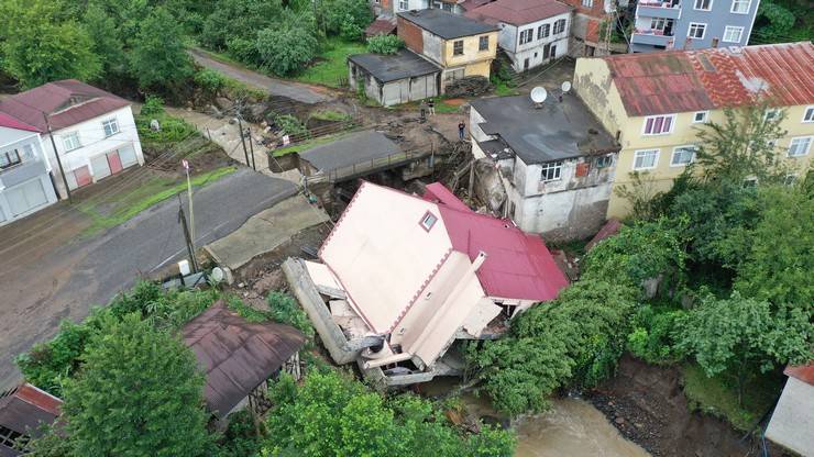 Giresun'da sağanak nedeniyle bir ev yan yattı, su baskınları oluştu 6