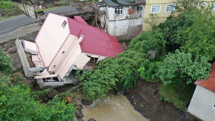 Giresun'da sağanak nedeniyle bir ev yan yattı, su baskınları oluştu 7