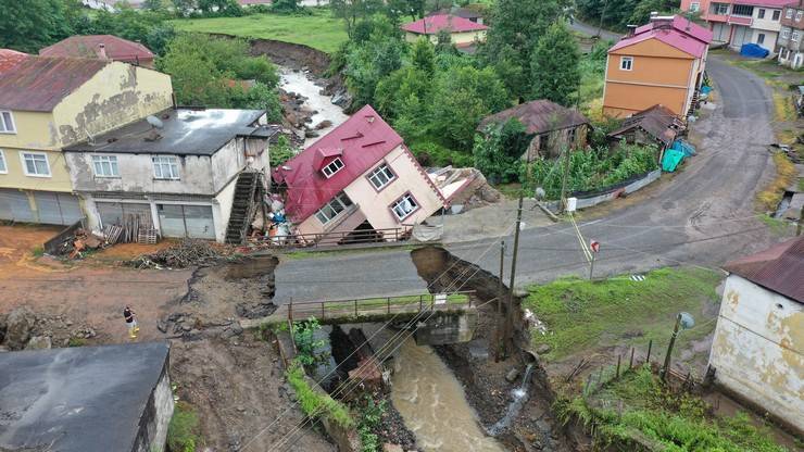 Giresun'da sağanak nedeniyle bir ev yan yattı, su baskınları oluştu 8