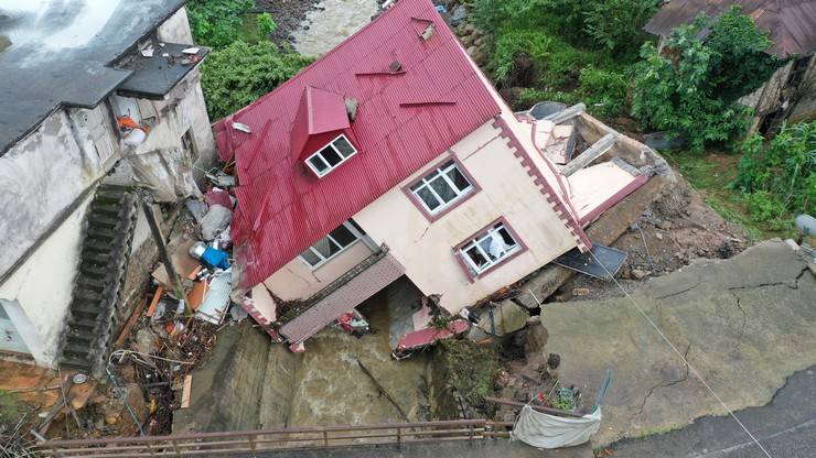 Giresun'da sağanak nedeniyle bir ev yan yattı, su baskınları oluştu 9