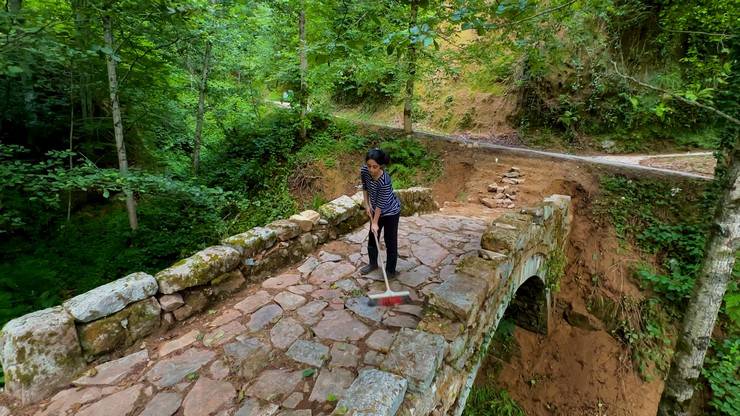 Rize'de baba-kız, sarmaşık ve otlardan temizledikleri 1,5 asırlık kemer köprüyü ortaya çıkardı 9