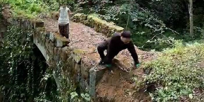 Rize'de baba-kız, sarmaşık ve otlardan temizledikleri 1,5 asırlık kemer köprüyü ortaya çıkardı