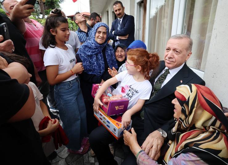 Cumhurbaşkanı Erdoğan Rize'deki komşularını ziyaret etti 6