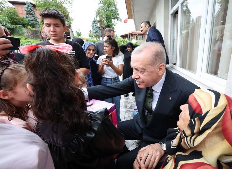 Cumhurbaşkanı Erdoğan Rize'deki komşularını ziyaret etti 7