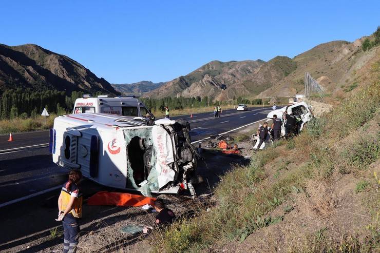 Erzurum'da ambulans ile hafif ticari araç çarpıştı: 4 ölü, 1 yaralı 1