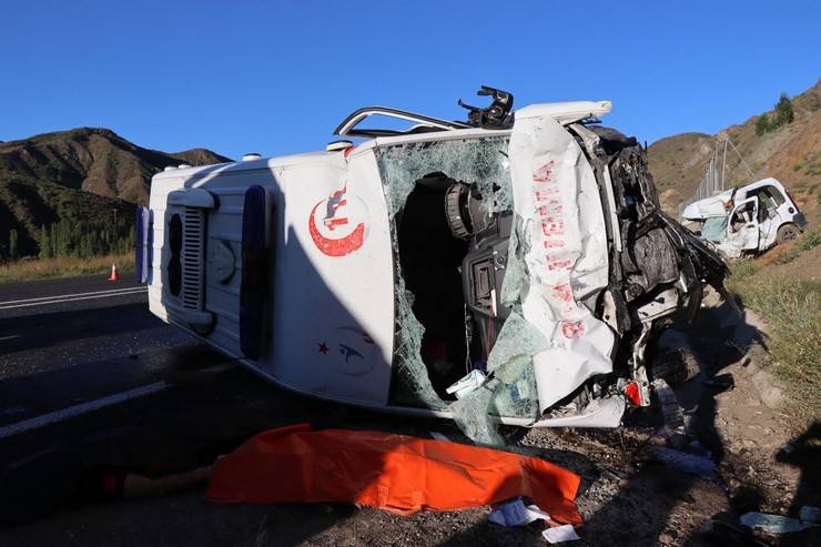 Erzurum'da ambulans ile hafif ticari araç çarpıştı: 4 ölü, 1 yaralı 2