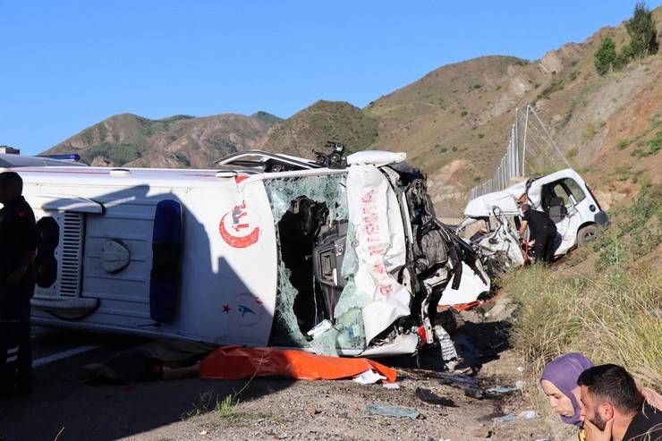 Erzurum'da ambulans ile hafif ticari araç çarpıştı: 4 ölü, 1 yaralı 3