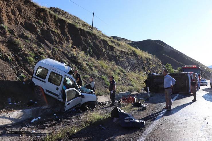 Erzurum'da ambulans ile hafif ticari araç çarpıştı: 4 ölü, 1 yaralı 4