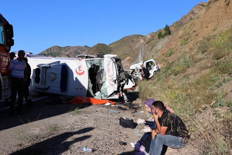 Erzurum'da ambulans ile hafif ticari araç çarpıştı: 4 ölü, 1 yaralı 6