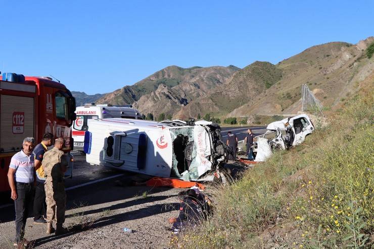 Erzurum'da ambulans ile hafif ticari araç çarpıştı: 4 ölü, 1 yaralı 7