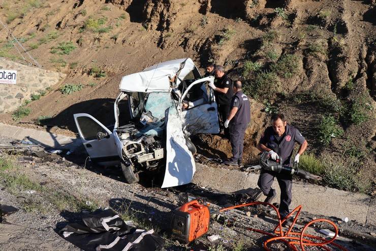 Erzurum'da ambulans ile hafif ticari araç çarpıştı: 4 ölü, 1 yaralı 8