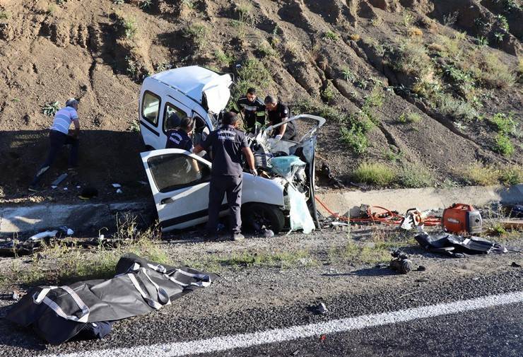 Erzurum'da ambulans ile hafif ticari araç çarpıştı: 4 ölü, 1 yaralı 9