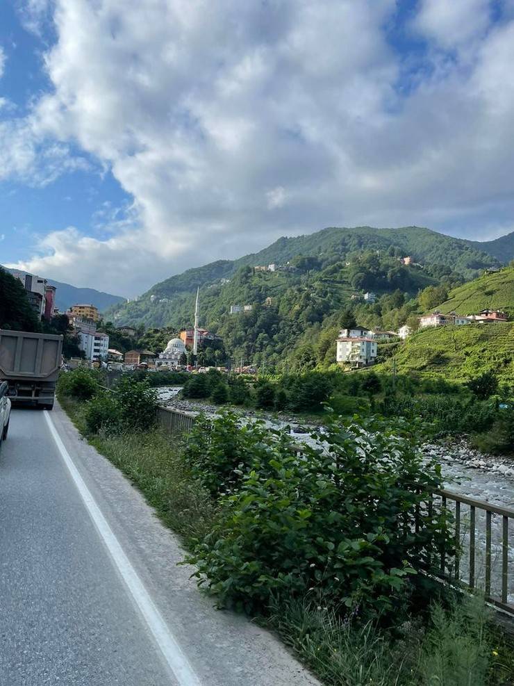 Rize’de Dereye Yuvarlanan Taş Kamyonunun Sürücüsü Yaralandı 2