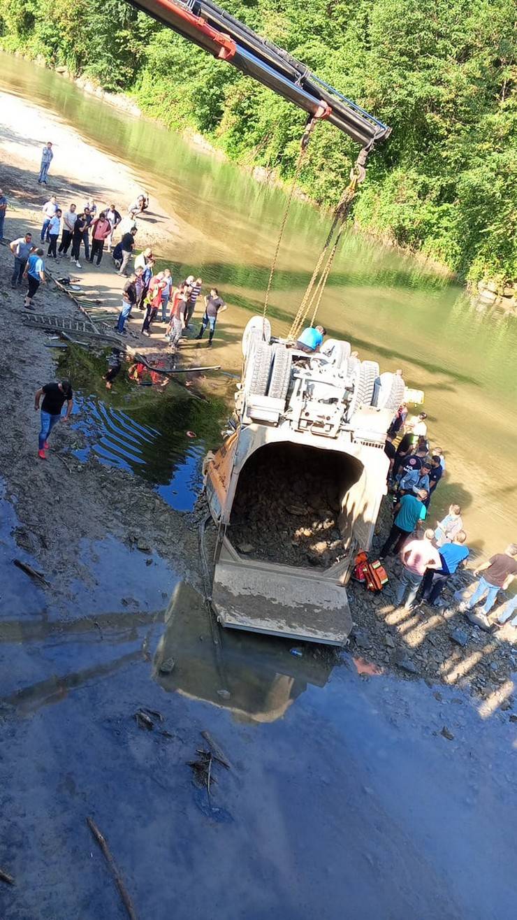 Rize’de Dereye Yuvarlanan Taş Kamyonunun Sürücüsü Yaralandı 5