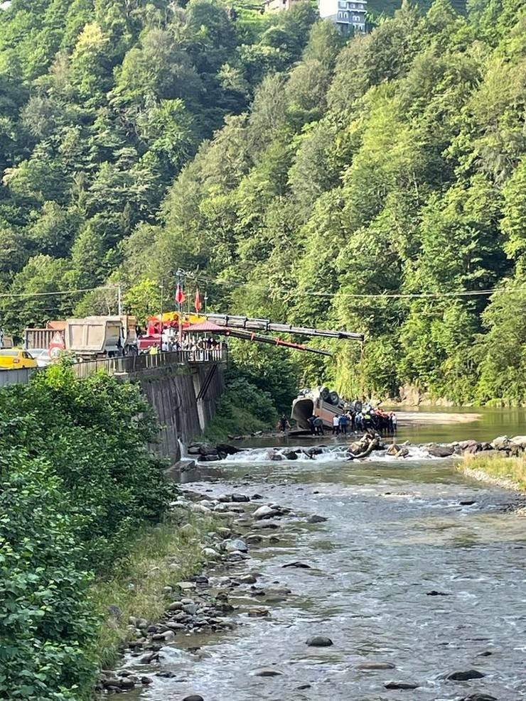 Rize’de Dereye Yuvarlanan Taş Kamyonunun Sürücüsü Yaralandı 7