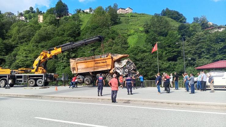 Rize’de Dereye Yuvarlanan Taş Kamyonunun Sürücüsü Yaralandı 9