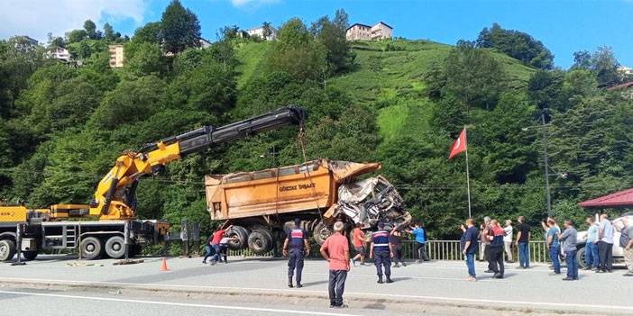 Rize’de Dereye Yuvarlanan Taş Kamyonunun Sürücüsü Yaralandı