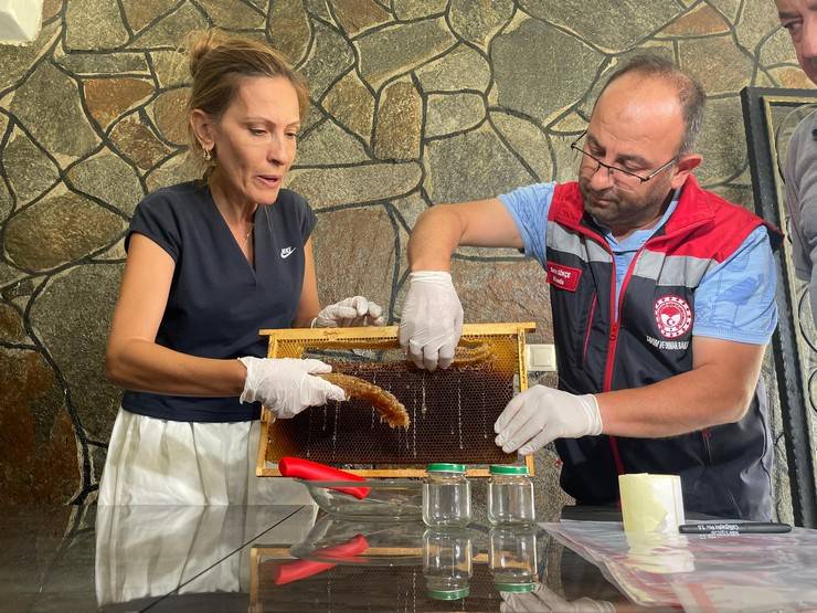 Dünyaca ünlü Anzer balının üretimi için mühürlenen peteklerden numune alındı 14