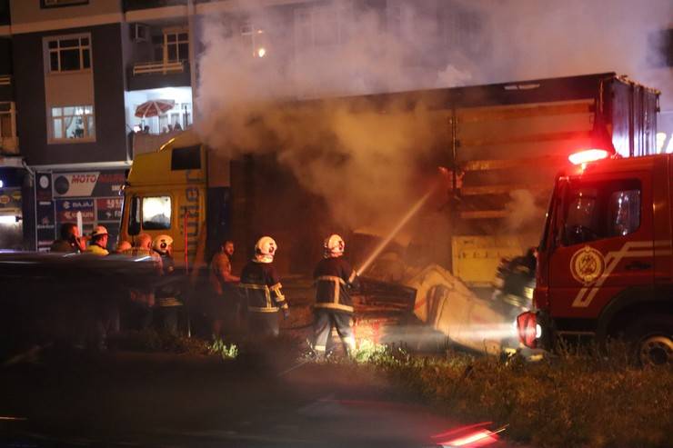 Rize'de karton yüklü tırın dorsesi yandı 10